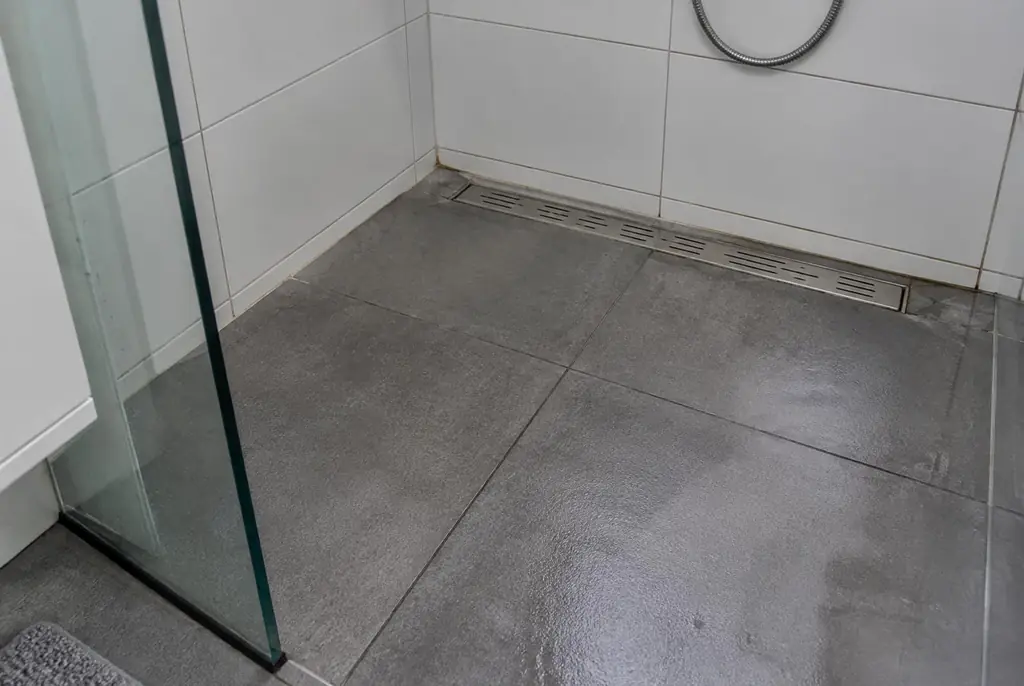 Lekdetectie Blaricum – lekkende inloopdouche met natte voegen