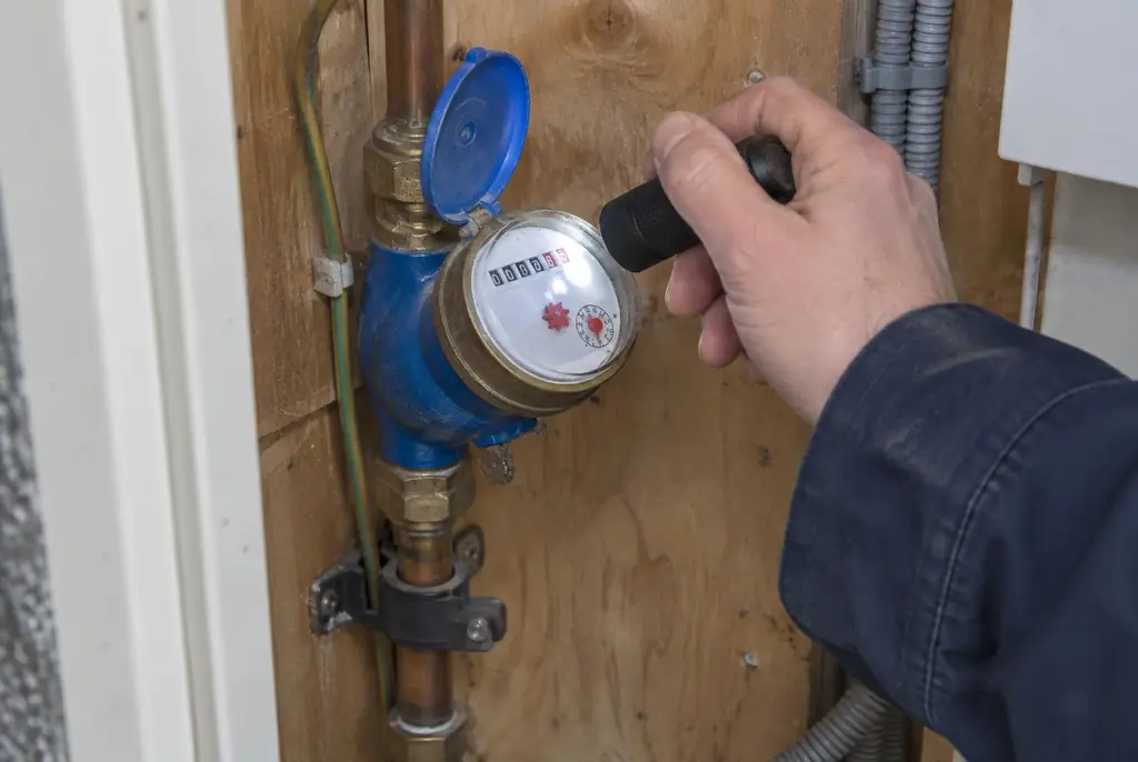 Lekdetectie Blaricum – watermeter in de meterkast controleren met een zaklamp